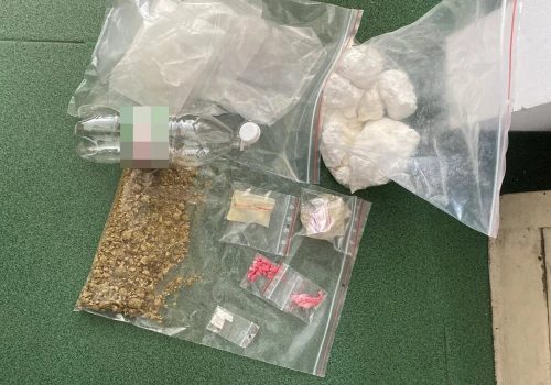 Kryminalni zabezpieczyli ponad kilogram amfetaminy oraz maszynę do tabletkowania
