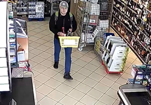 Kradzież kawy w gminie Brusy. Policja publikuje wizerunek podejrzanego