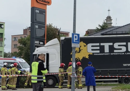 Ciężarówka wjechała w pylon stacji paliw. Kierowca był reanimowany