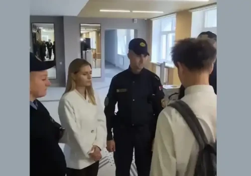 Najpierw mundur, potem strach. Tak wygląda oswajanie z państwem policyjnym (WIDEO)