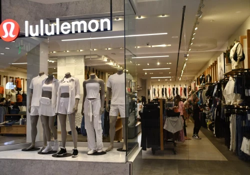 Lululemon pozwane za „fikcyjne przeceny”. Marka niedawno weszła do Polski