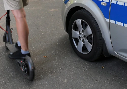 Policja ruszyła w pościg za 15-latkiem. Na hulajnodze dobił 90 km/h