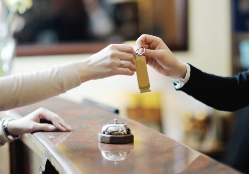 Ile zarabia pracownik hotelu w 2026 r.? Sezon pokazuje, kto dostał podwyżkę, a kto tylko więcej zmian