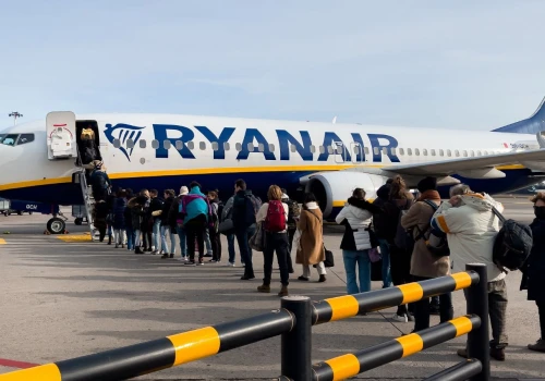 Złe wieści dla podróżnych. Ryanair reaguje na drogie paliwo. Co z cenami biletów?