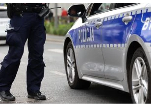 Poranna kolizja w Zaskalu. Samochód uderzył w barierki. Uwaga kierowcy: drogi są mokre, mogą być śliskie
