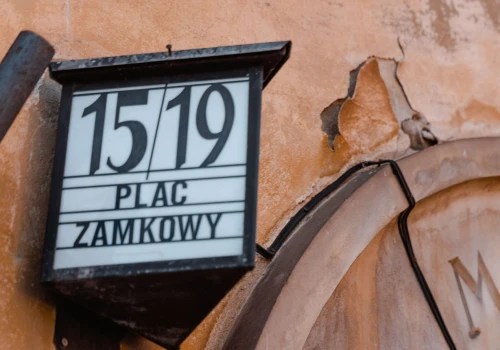 Kara 250 zł za brak tabliczki z numerem przeszła do historii. Sprawdź, co dokładnie się zmieniło
