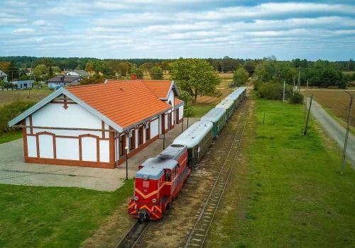 Leży 60 km od Warszawy, ale turyści omijają. Kryje ruiny, retro pociąg i znajome koty