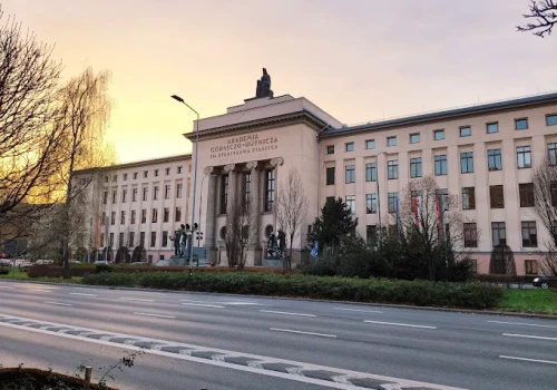 AGH rozwija technologie dla wojska. Chodzi m.in. o roje dronów i systemy satelitarne