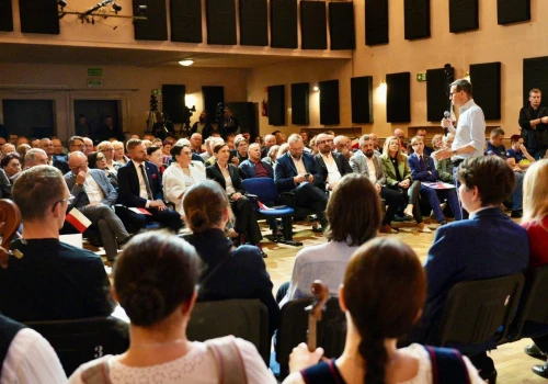 Mateusz Morawiecki w Żywcu. Pełna sala MCK i rozmowy przy ognisku