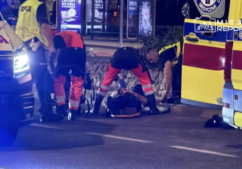 Piesi wtargnęli na jezdnię przed motocyklistę. Poważny wypadek z centrum