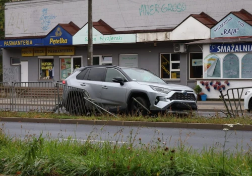 Zderzenie dwóch aut na ul. Armii Krajowej. Jeden z pojazdów uderzył w barierki