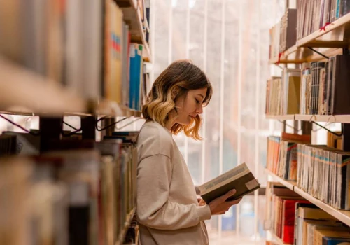 Kryminał, romans czy biografie? Ulubiony gatunek książek zdradza twoje cechy charakteru