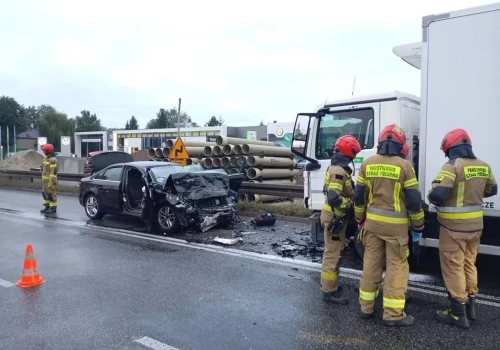 Czołowe zderzenie osobówki z ciężarówką w Wieliczce. Tragiczne skutki