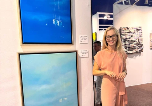 Szczeciński błękit w sercu Monako. Agnieszka Czyżyk prezentuje swoje obrazy na prestiżowym salonie sztuki art3f