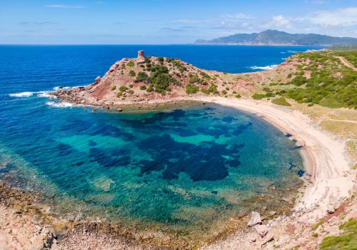 Zobacz najpiękniejsze włoskie plaże 🌊😍 Sardynia za 609 PLN (loty do Alghero + 4* hotel z basenem) ☀️🏖️