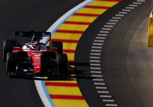 Lewis Hamilton rozbił Ferrari podczas FP3. Problemy tuż przed kwalifikacjami