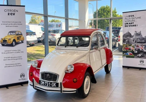 Salony Citroëna zapełniły się 2CV. Klienci mogą pomyśleć, że kaczka wróciła do sprzedaży