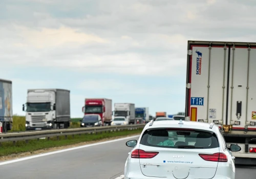 Kierowcy wciąż źle odczytują ten znak. Na zwężeniu może być za późno