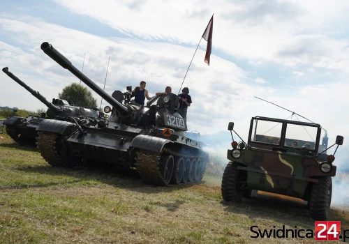 Przejażdżki czołgiem, pokazy i spotkania ze służbami mundurowymi. Trwa Świebodzicki Piknik Militarny