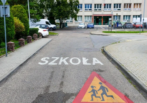 Zamkną drogę do szkoły i postawią na niej leżaki. Uczniowie się ucieszą?