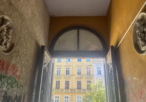 Piękna brama na Ołbinie niszczeje w oczach. Co się za nią kryje?