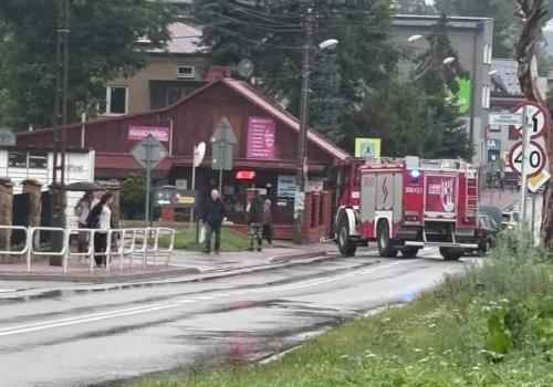 Chciał uniknąć zderzenia z Kią, jednak się to nie udało. Wjechał też w bariery