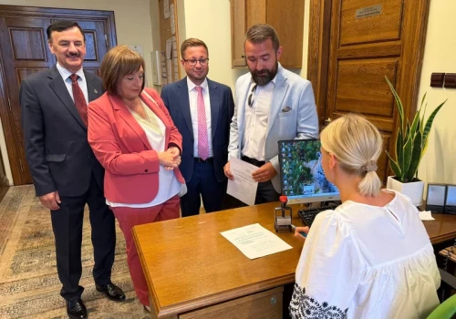 Radni PiS przeszli do Morawieckiego. Bezwzględna decyzja Czarnka przyszła mailem