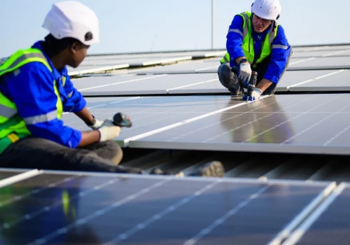 Zielona energia to tysiące miejsc pracy, także w Polsce. Ale brakuje ludzi