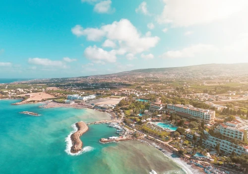 Zamień szare dni na słoneczny Cypr 🇨🇾 Loty do Pafos i noclegi w hotelu ze śniadaniami za 633 PLN ☀️✨