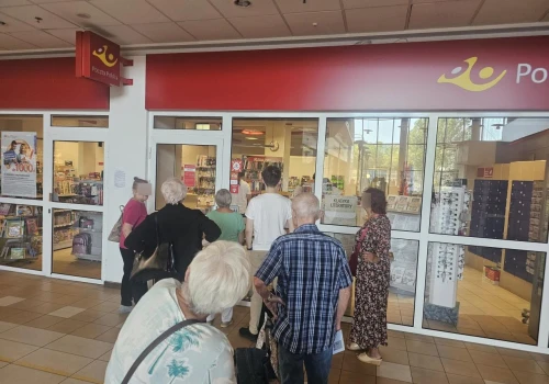 Pożaliła się na pocztę przy Wałbrzyskiej. Ludzie czekają ponad godzinę w kolejce i rezygnują