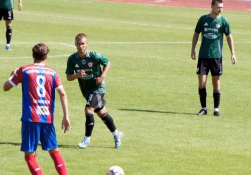 Derby. Koledzy po przeciwnych stronach ławek