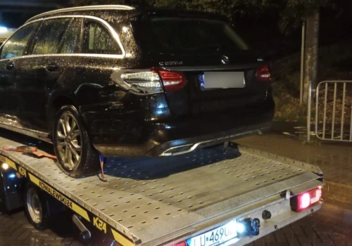 Po pijanemu wjechała w mercedesa i chciała uciekać. Poszkodowany jej to uniemożliwił