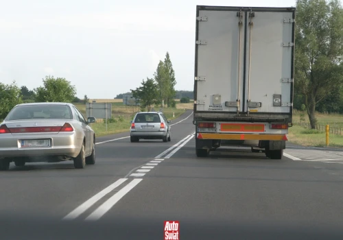 Wyprzedzanie a linia ciągła. Czy można dokończyć manewr, jeśli zakaz pojawi się w jego trakcie?