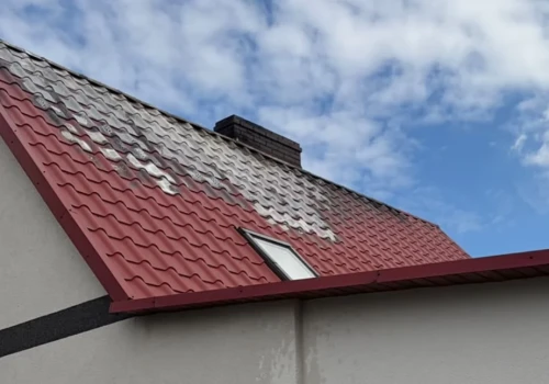 Ogień pod dachem! Kilka zastępów walczyło z pożarem