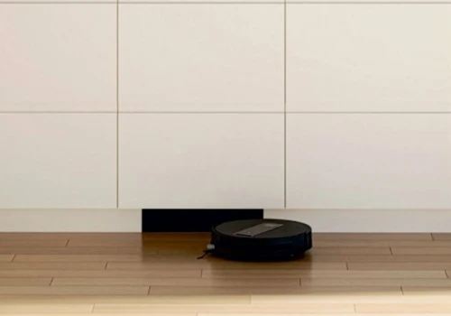 Czyste podłogi bez zagracania salonu. Bosch i Ecovacs eliminują największą wadę robotów sprzątających