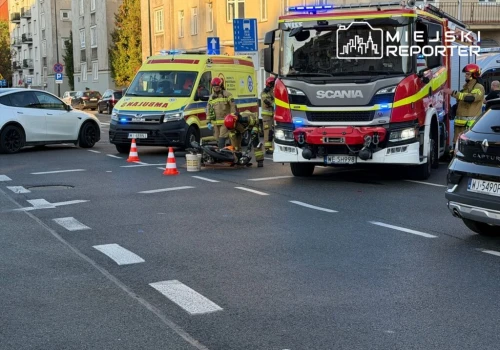 Kierowca przewozu osób zajechał drogę motocykliście. Dwoje nastolatków w karetkach