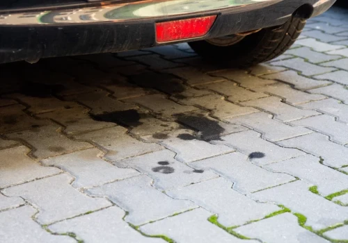 Olej z auta kapnął na kostkę? Najpierw zasypuję plamę tym, co chłonie tłuszcz