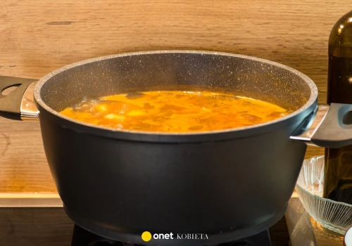 Zupa kipi z dwóch przyczyn. Nie przykręcaj gazu, ale posmaruj garnek