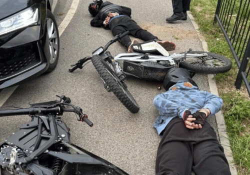 Uciekali na elektrycznych motocyklach. Pościg zakończył się na… barierkach!