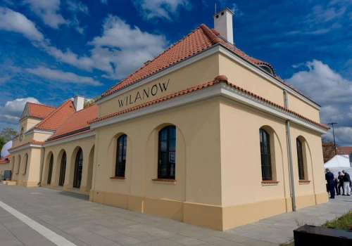 Dawny dworzec Kolei Wilanowskiej odrestaurowano i znów otworzył drzwi. Mamy zdjęcia ze środka