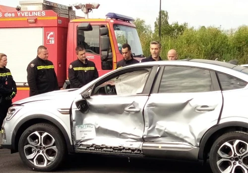 Pożar baterii ugaszony w kilka minut zamiast godzin. Policjanci poznali patent Renault