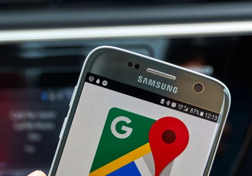 Dlaczego Google celowo wysyła kierowców dłuższą drogą?