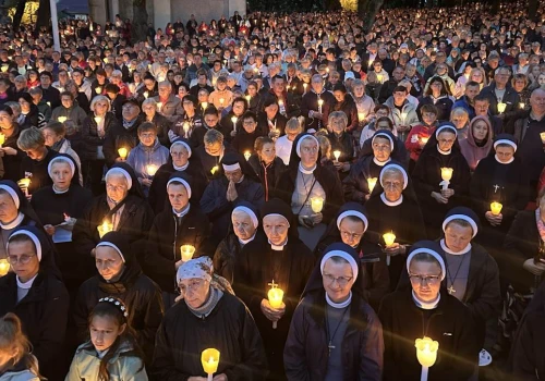 Obchody święta Podwyższenia Krzyża Świętego na Górze św. Anny. Grota pełna pątników i świateł