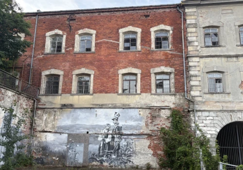 Ma ponad 2 km, 220 lat historii i stoi w Polsce. Najdłuższy budynek w Europie zmienią w mieszkania i hotel