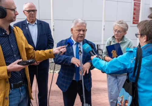 Mrówczyński, Pawlicki i Wera krytykują ministerstwo. Gorąca konferencja przed Technikum nr 1