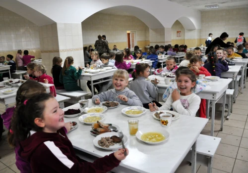 Zdrowe żywienie dzieci to białko, wapń i witaminy, żelazo. Reforma w stołówkach szkolnych sprawiła że większość jedzenia trafia do kosza!