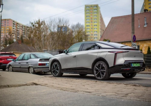 DS Automobiles daje 23.000 zł rabatu na modele elektryczne. Promocja obejmuje N°4 i N°8