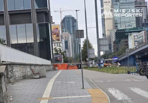 Wspinacz na elewacji Varso Tower. Na dachu czekała policja