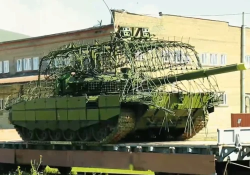 Rosjanie dostali nowe czołgi T-90M i T-72B3M. Wzmocniono je przed dronami