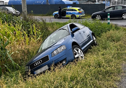 Audi w przydrożnym rowie na DK25. W środku dwóch pijanych obcokrajowców